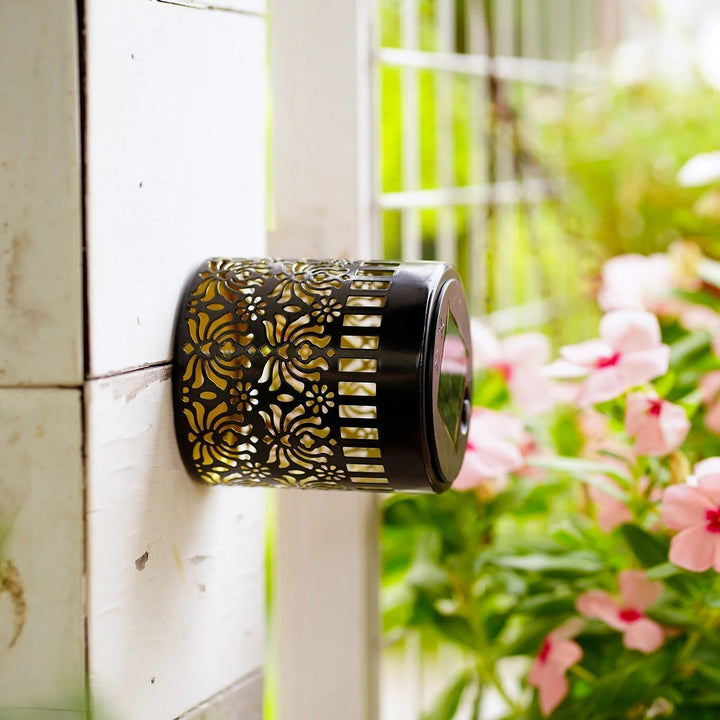 Décoration extérieure: Applique murale solaire design avec lumière d'ombre chaude pour un jardin moderne.