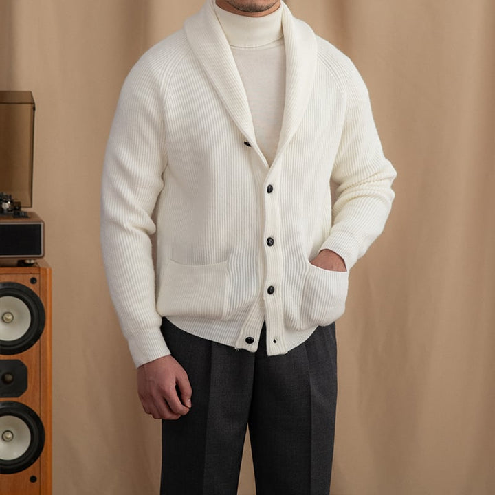 Veste homme tricotée, confortable et élégante. Style classique, parfaite pour la mode masculine d'automne.