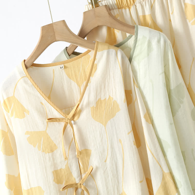 Ensemble pyjama femme doux et léger pour un confort optimal, motifs ginkgo, parfait pour la détente.