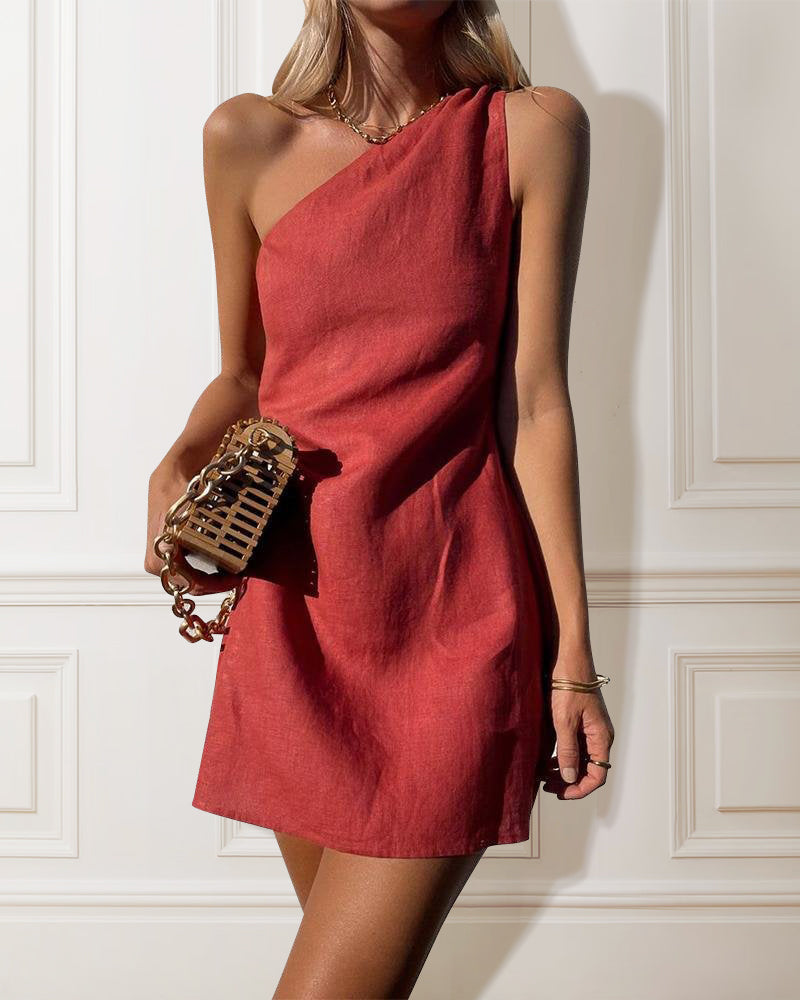 Robe cocktail femme élégante asymétrique, couleur vive, parfaite pour soirée ou événement chic. Tissu fluide et moderne.