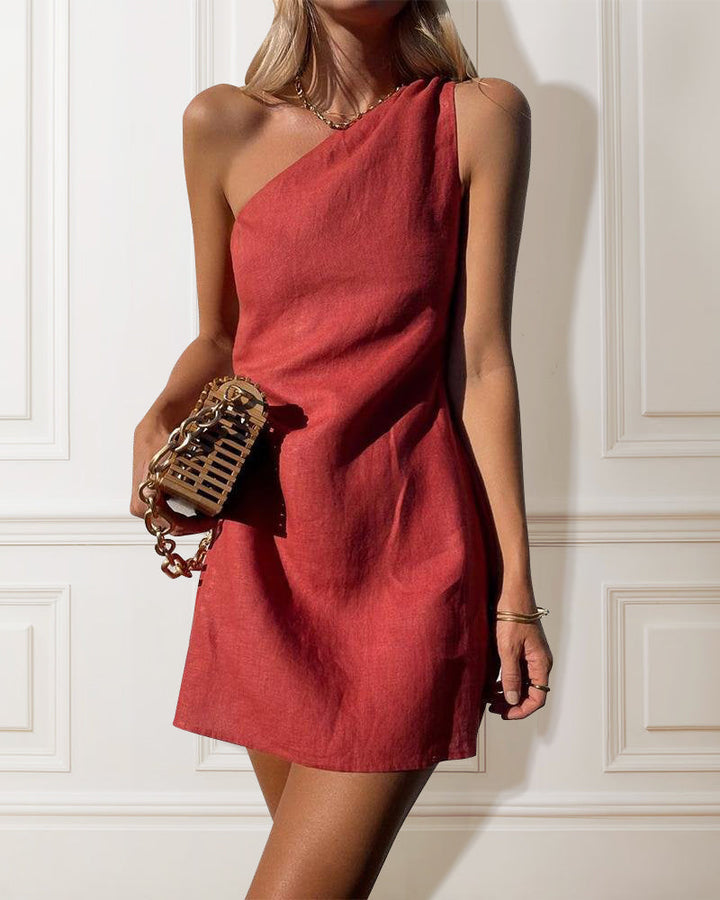Robe cocktail femme élégante asymétrique, couleur vive, parfaite pour soirée ou événement chic. Tissu fluide et moderne.