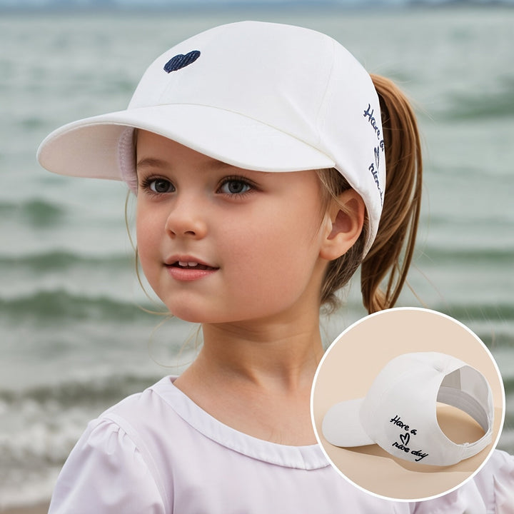 Casquette de baseball rose pour enfants, broderie cœur délicate, conçue pour un confort optimal en été.