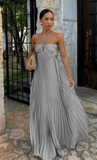 Robe de cocktail plissée femme, col halter moderne, élégance fluide pour vos événements.
