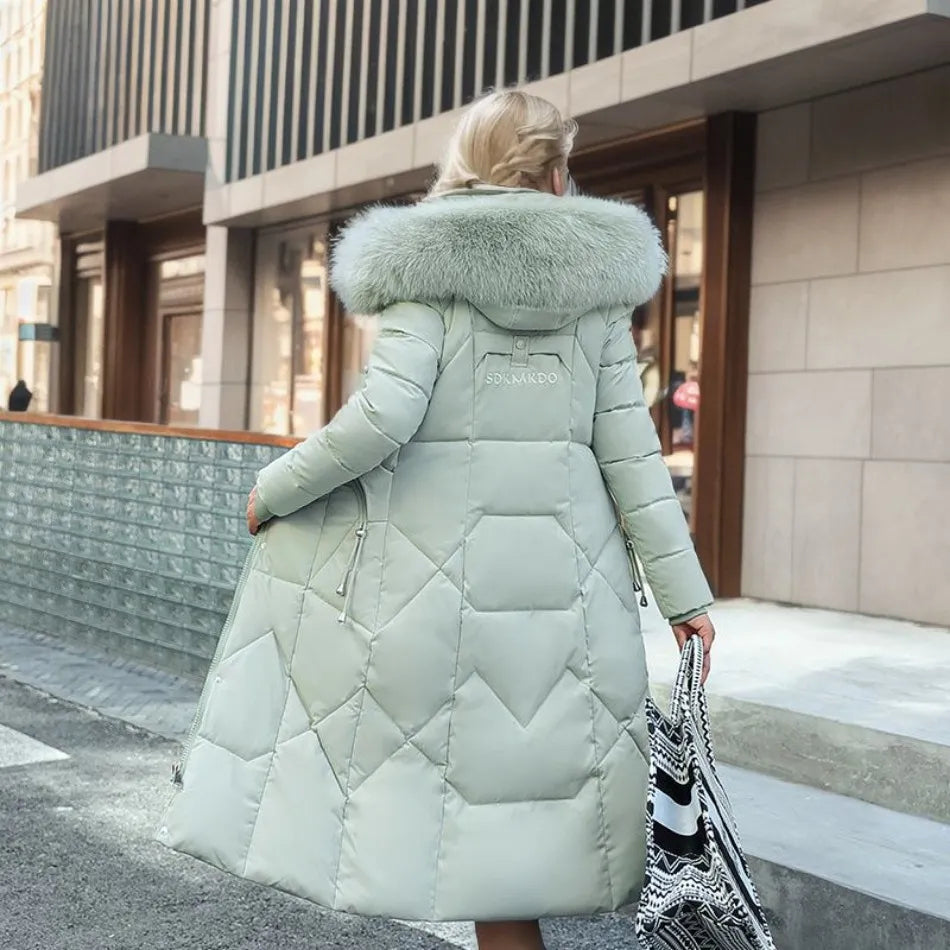 Manteau long matelassé femme résistant aux intempéries, avec capuche, protection hivernale durable.