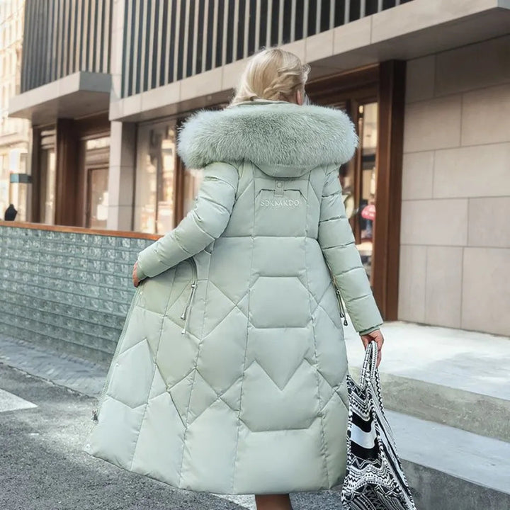 Manteau long matelassé femme résistant aux intempéries, avec capuche, protection hivernale durable.