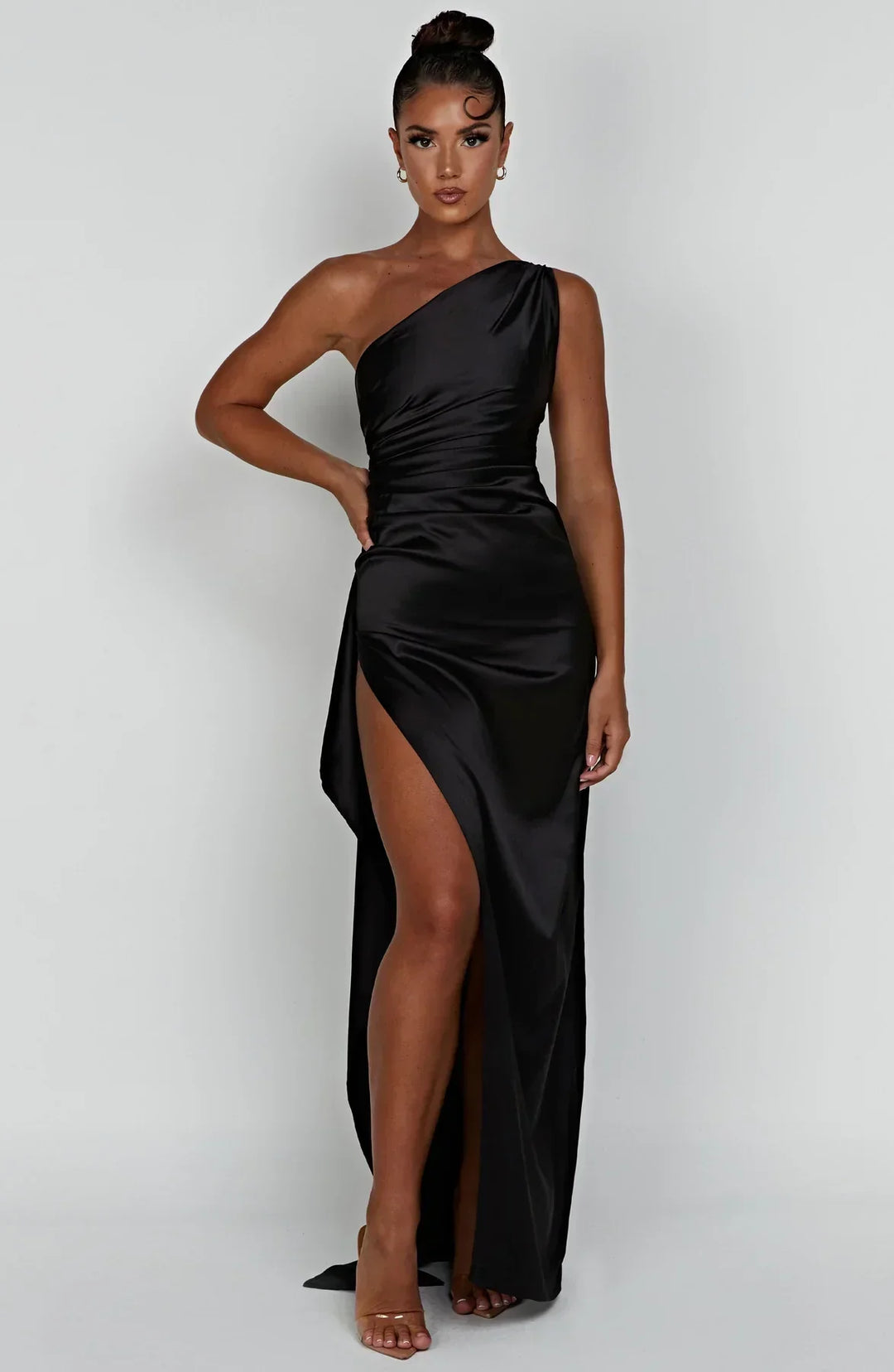 Robe de gala en satin, asymétrique, fendue, pour une allure distinguée.