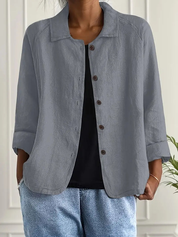 Détail du tissu doux du Haut Léger Classique Sofia, chemisier femme confortable et stylé.