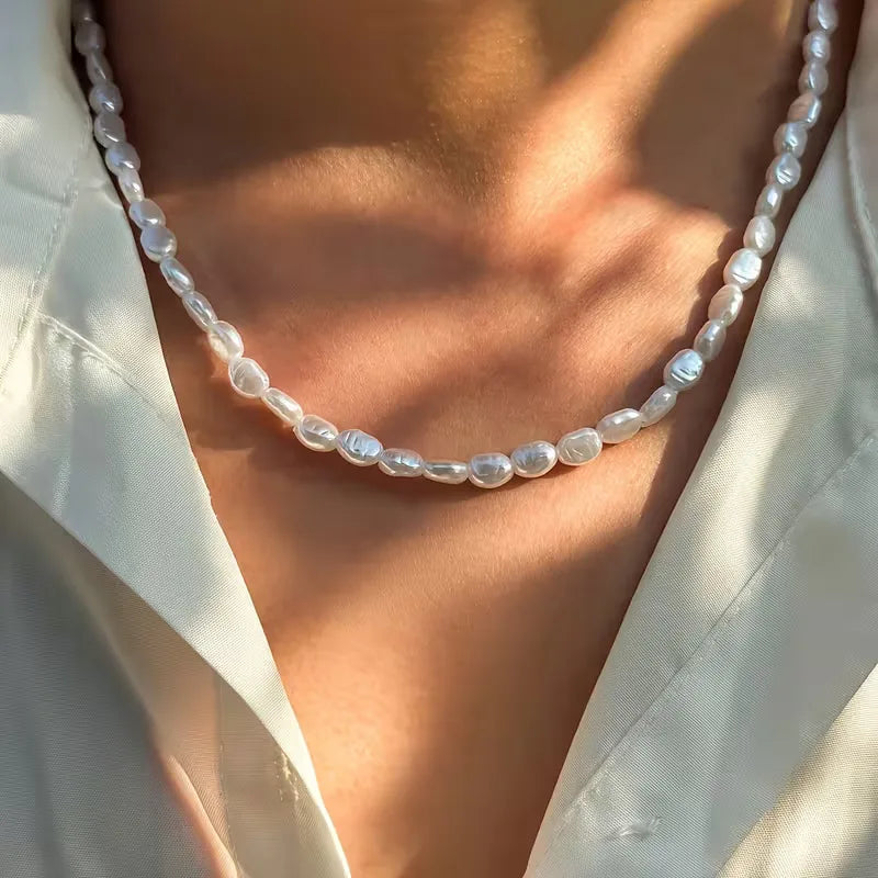 Collier homme unique en perles baroques ivoire nacré et pendentif nacre. Bijou artisanal de style élégant.