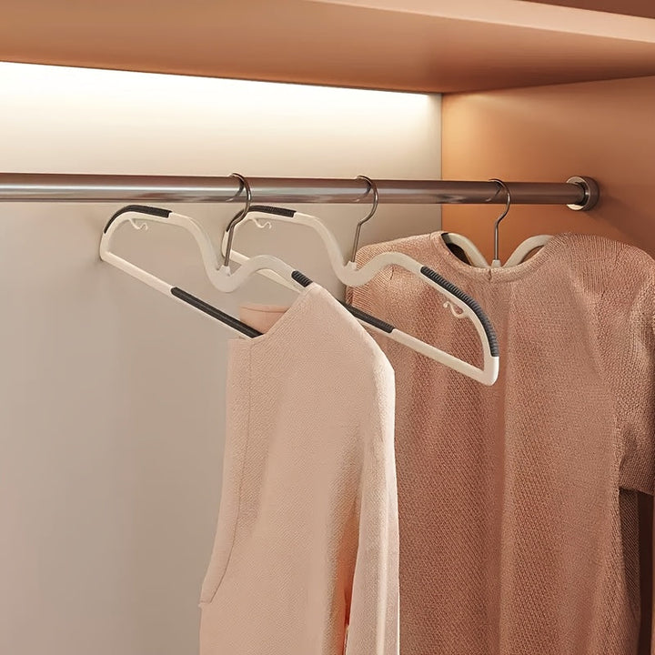 Cintre noir court, antidérapant et pivotant, solution simple pour un dressing bien rangé.