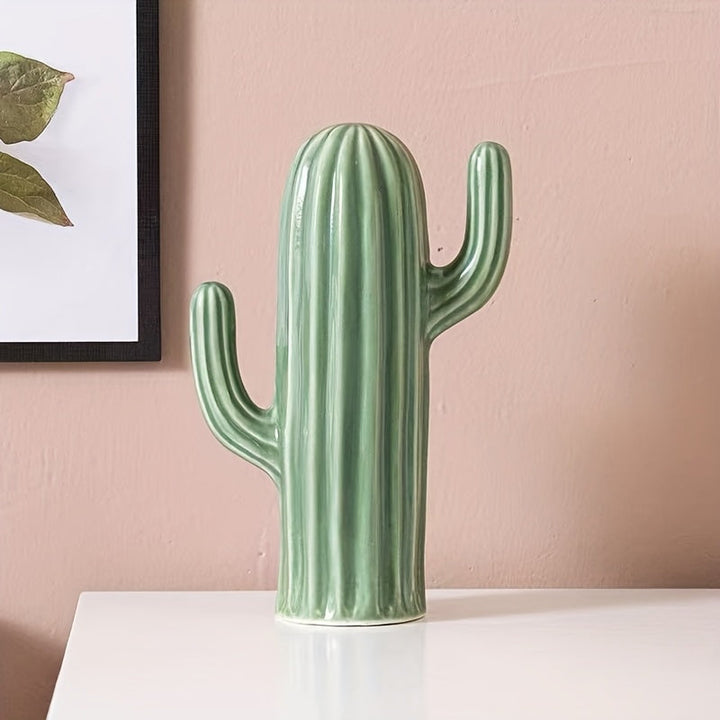 Ornement moderne: trois cactus en céramique rayée et texturée, idéal pour rehausser le style de votre intérieur.