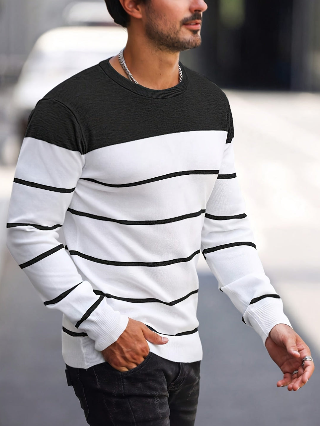 Vue de près d'un pull homme rayé, matière douce pour un confort hivernal optimal. Vêtement élégant et moderne.