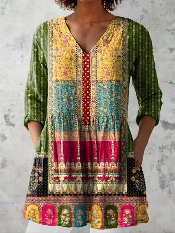 Tunique femme moderne, rayures graphiques, décolleté en V. Longue et fluide, parfaite pour un look décontracté.