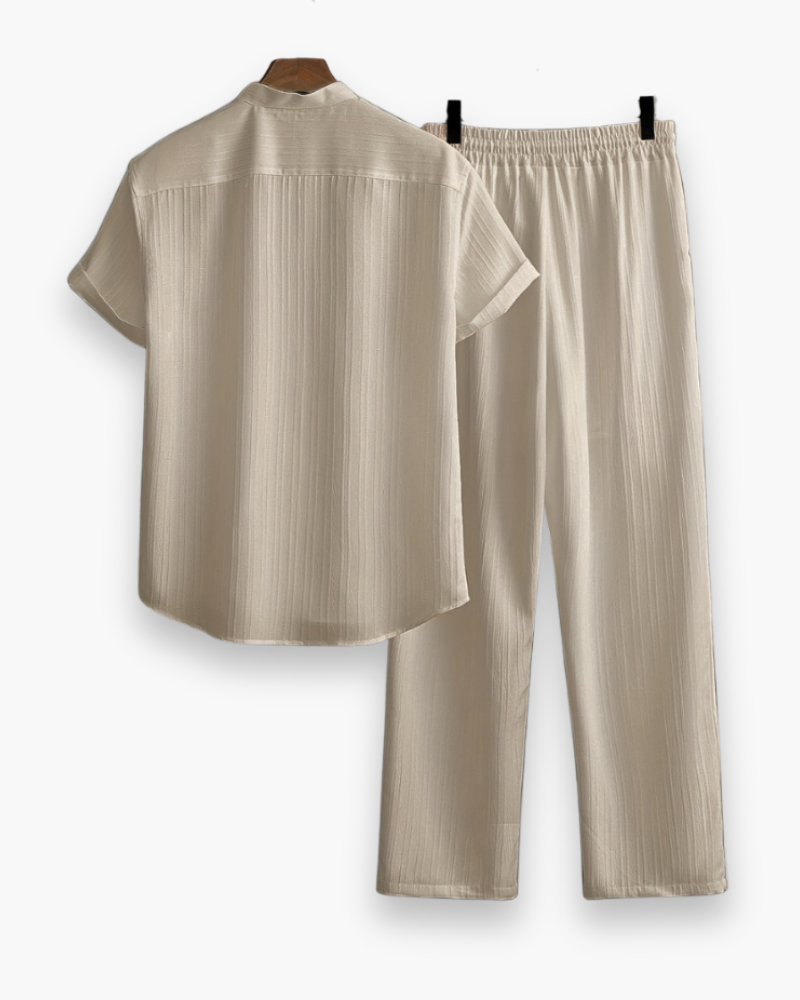 Ensemble coordonné homme été, chemise et pantalon léger décontracté, style vacances et confort optimal.
