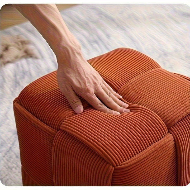 Repose-pieds CordyCube jaune paille en velours côtelé. Polyvalent, ajoute confort et style à votre salon.