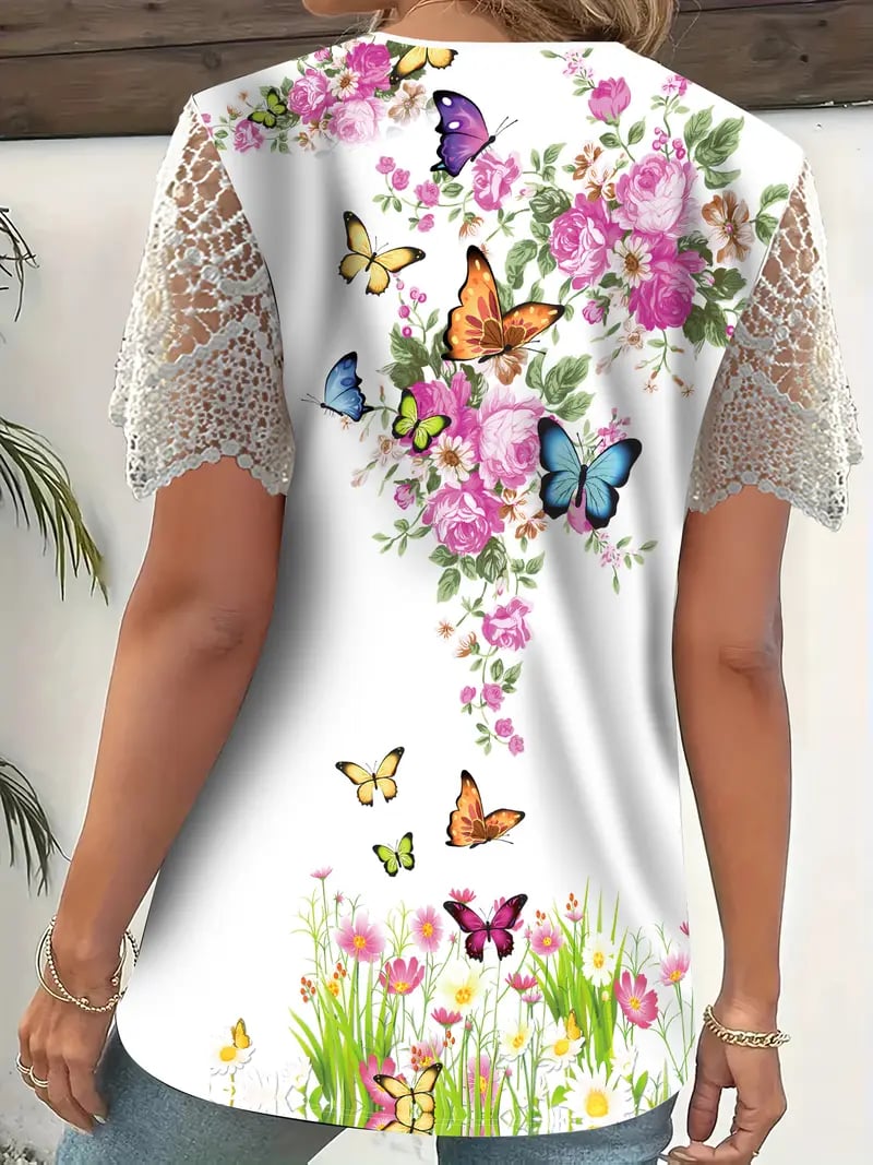 Blouse femme florale à motif fleurs et papillons. Décolleté V, manches dentelle, style romantique chic.