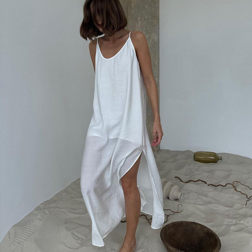 Robe longue femme blanche minimaliste à bretelles fines, parfaite pour un look d'été chic et décontracté.