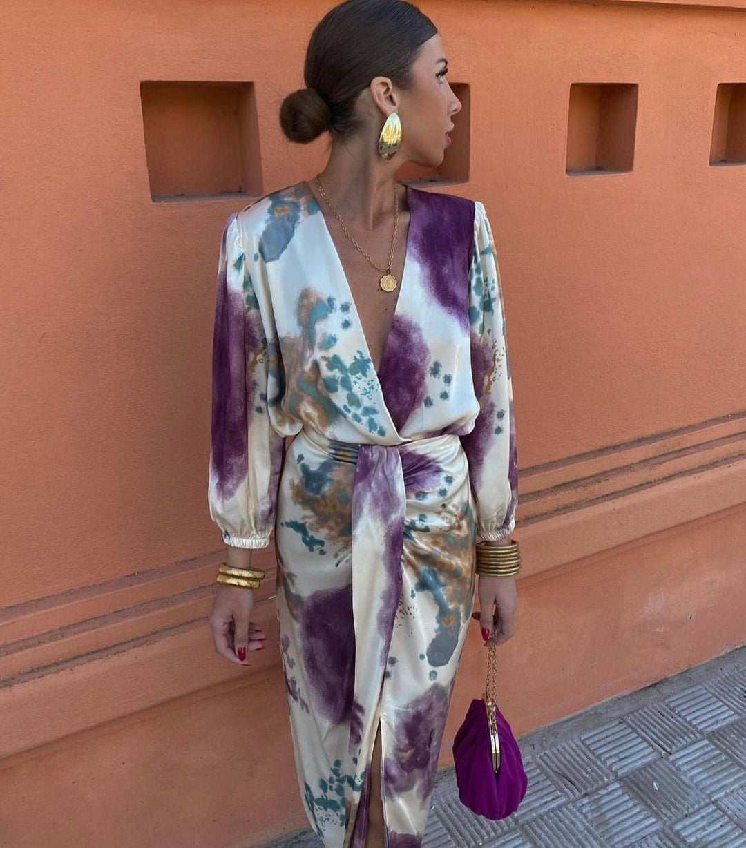 Robe midi fluide femme, coupe croisée chic, décolleté V raffiné. Parfaite pour le printemps et l'été.