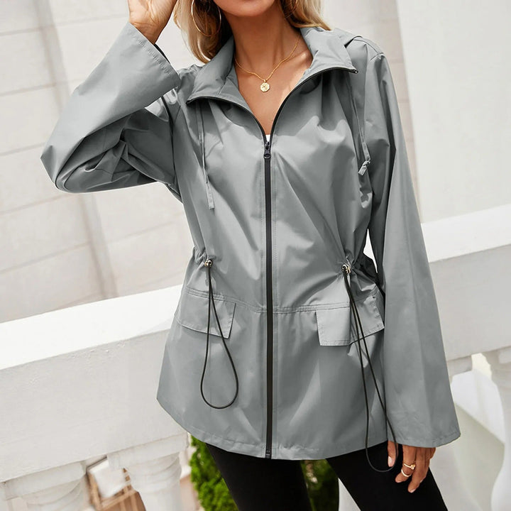Veste imperméable femme élégante, coupe moderne, idéale pour la pluie en ville. Parfaite pour printemps/automne.