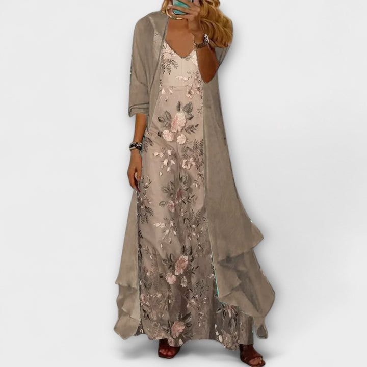 Tenue chic femme: robe maxi décontractée et veste assortie. Parfaite superposition pour un style printanier confortable et élégant.