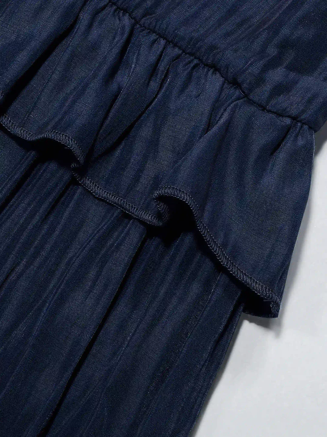 Robe maxi fluide pour femmes, élégante et sans manches, avec volants pour un été stylé et léger.