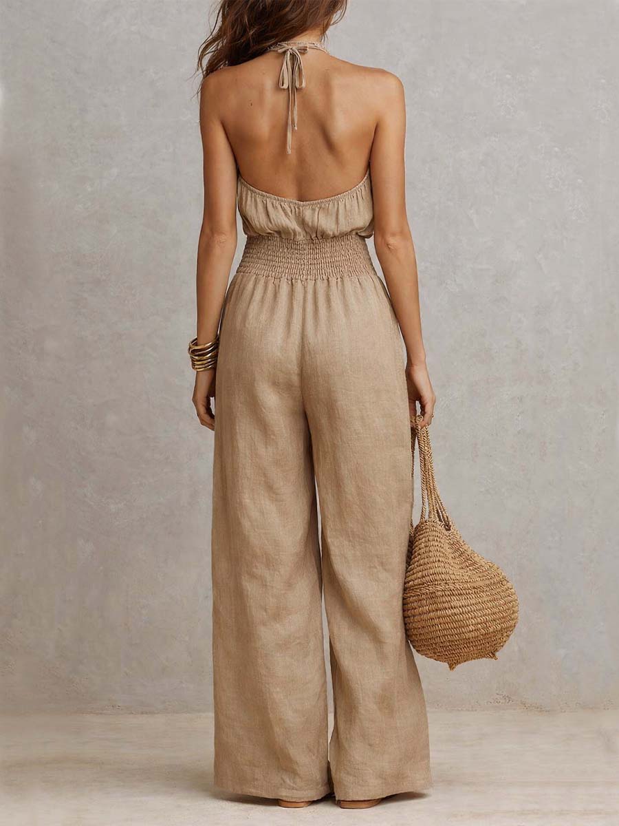 Combinaison femme fluide halter avec décolleté élégant, jambes larges. Style bohème estival.