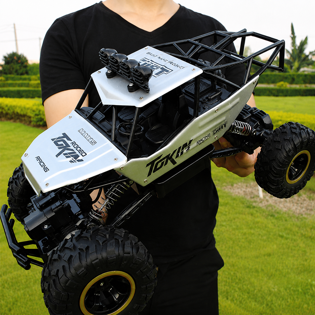 Collection de monster trucks télécommandés 4x4 de couleurs variées, passion RC et jouets pour enfants.