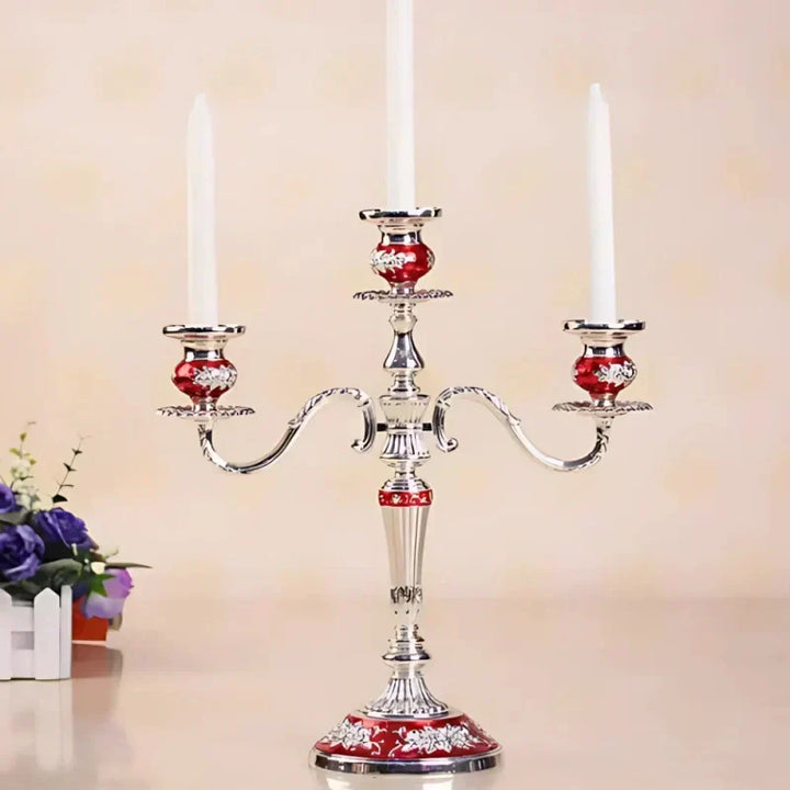 Accessoire de luxe: candelabre 5 bras en métal argenté, ajoute une touche d'éclat.
