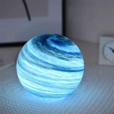 Lampe LED de table en verre givré, motif cosmique lune. Crée une ambiance moderne et chaleureuse dans le salon.