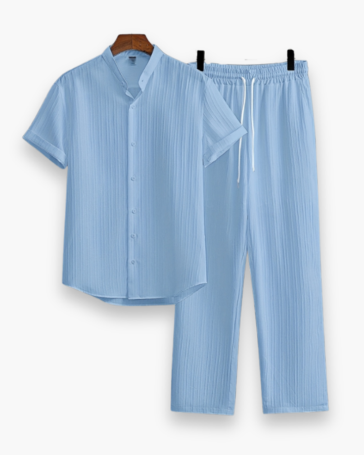 Ensemble homme été décontracté, chemise et pantalon léger respirant. Parfait pour les vacances et le confort.