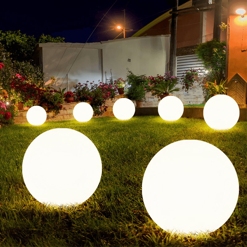 Sphère lumineuse solaire LED, parfaite pour la décoration et l'ambiance de votre jardin.