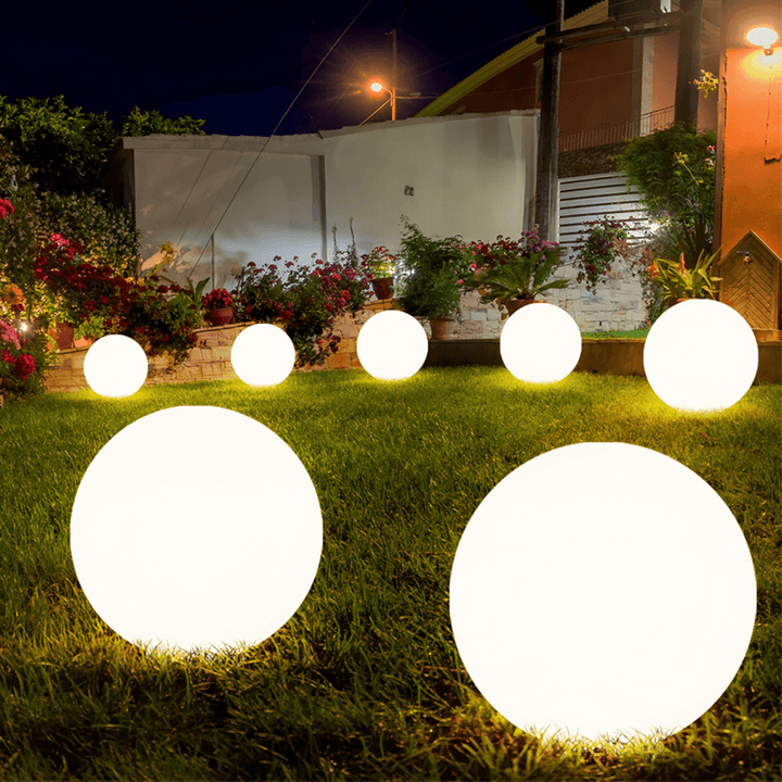 Sphère lumineuse solaire LED, parfaite pour la décoration et l'ambiance de votre jardin.