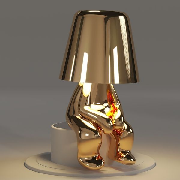 Lampe design moderne "Le Penseur" dorée, éclairage LED sans fil pour salon ou chambre.