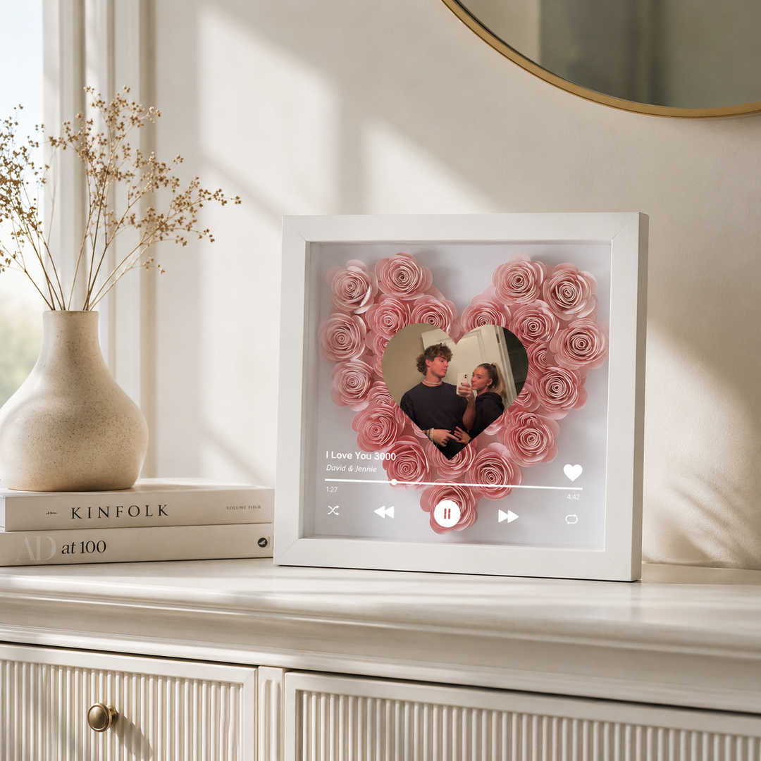 Cadre photo cœur, personnalisé avec vos souvenirs. Le cadeau parfait pour un couple ou anniversaire.
