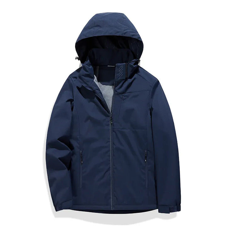 Femme souriante portant une veste imperméable moderne, protégeant du vent et de la pluie, look casual pour l'extérieur.