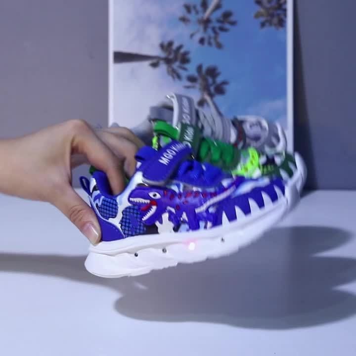 Enfant marchant avec ses baskets dinosaures lumineuses. Chaussures de sport LED garçons, style ludique et confortable.