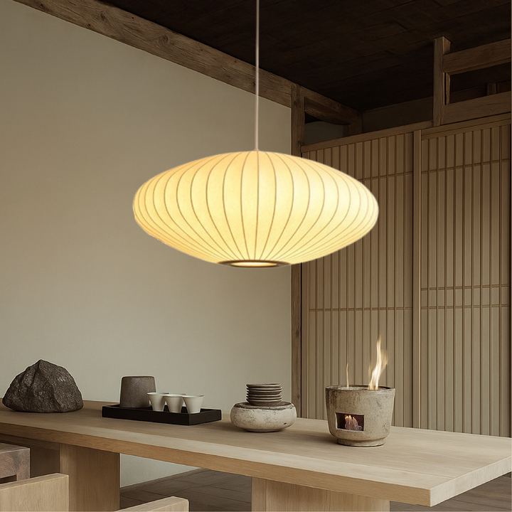 Lampe suspendue design italien en soie, style Japandi minimaliste pour une lumière douce.
