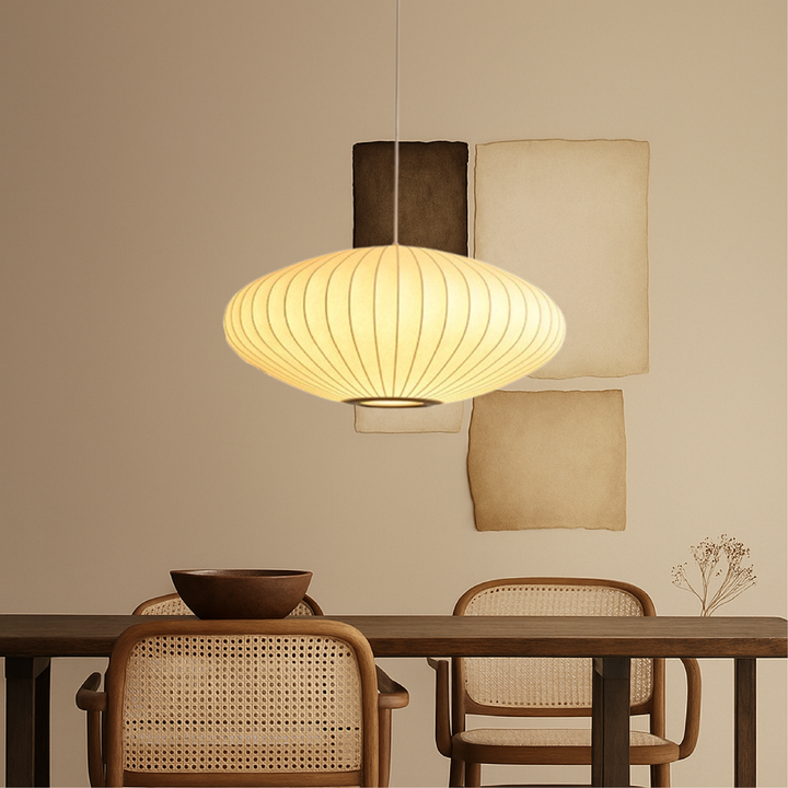 Luminaire suspendu minimaliste Japandi en soie, design italien, pour une ambiance apaisante.
