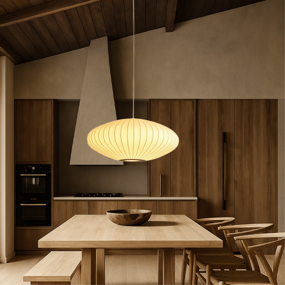 Design italien: lampe suspendue en soie pour un éclairage doux, ambiance Japandi et minimaliste.