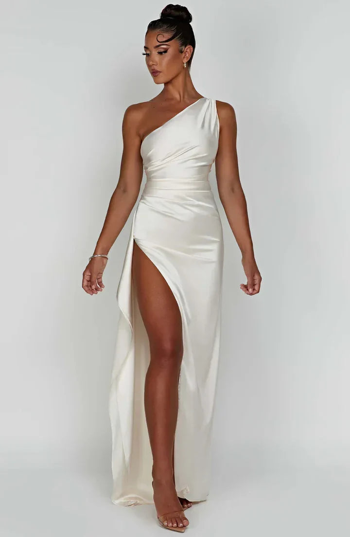 Robe de cocktail asymétrique fendue, en satin, élégante et tendance.