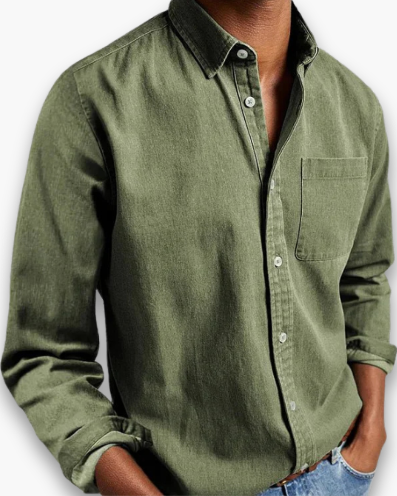 Chemise homme essentielle, coupe moderne et tissu respirant, idéale pour un confort tout au long de la journée.
