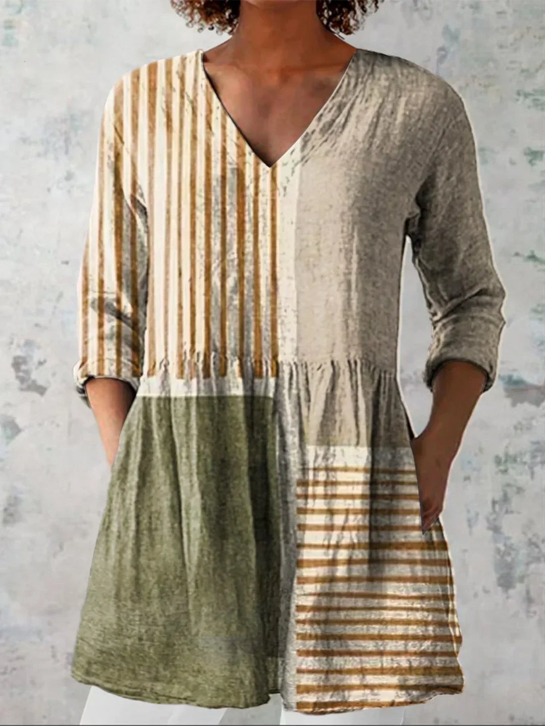 Tunique décontractée femme, rayures graphiques, col en V. Longue et confortable pour un style moderne.