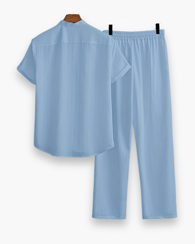 Tenue deux pièces homme pour vacances d'été, plage ou détente. Chemise & pantalon léger confortable et stylé.