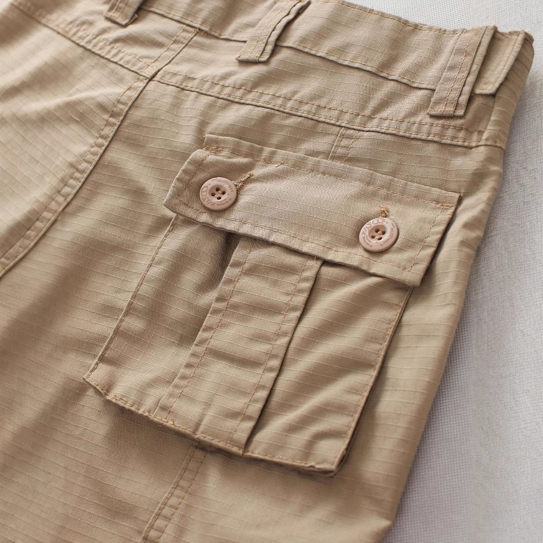 Vue latérale du pantalon cargo tactique homme, montrant sa coupe moderne et ses poches pratiques pour une polyvalence optimale.