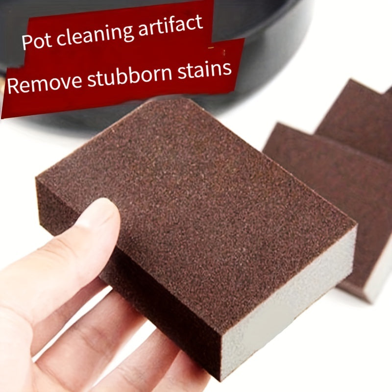 Main utilisant éponge PUREBRITE diamant pour récurer une casserole sale avec taches tenaces et graisse.