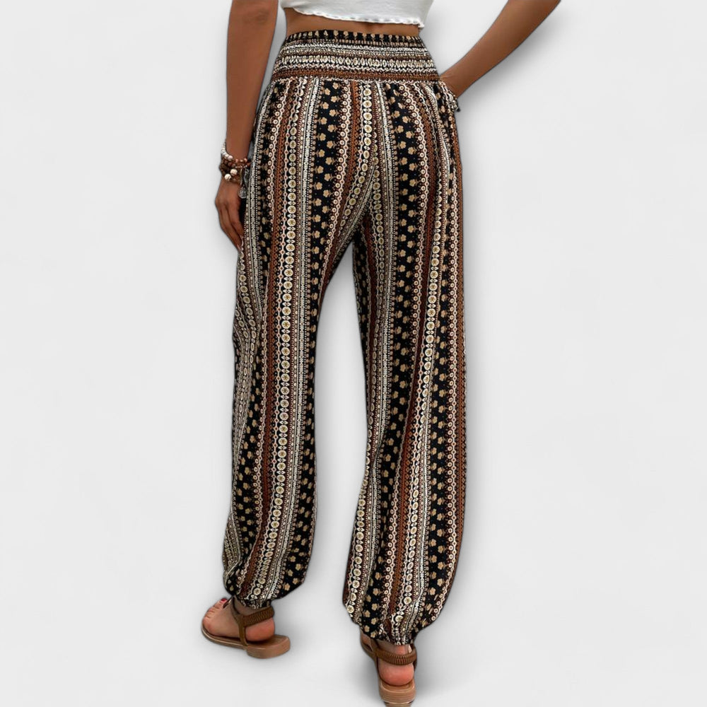 Pantalon femme Scarlett, design graphique ethnique, idéal pour un look mode décontracté et stylé.