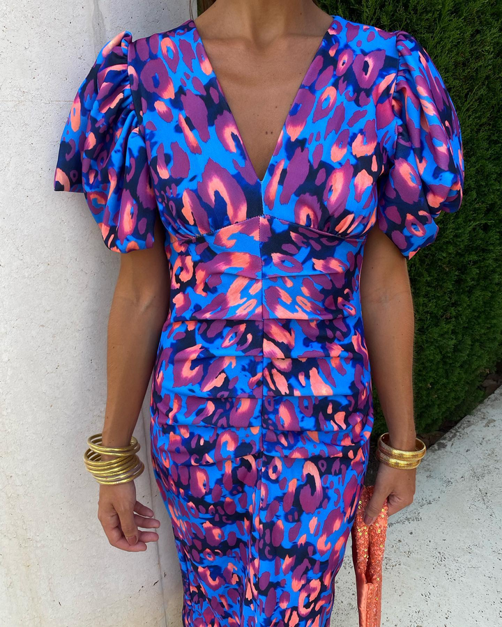 Robe midi plissée Torá élégante pour femme, style printanier. Parfaite pour une soirée chic.