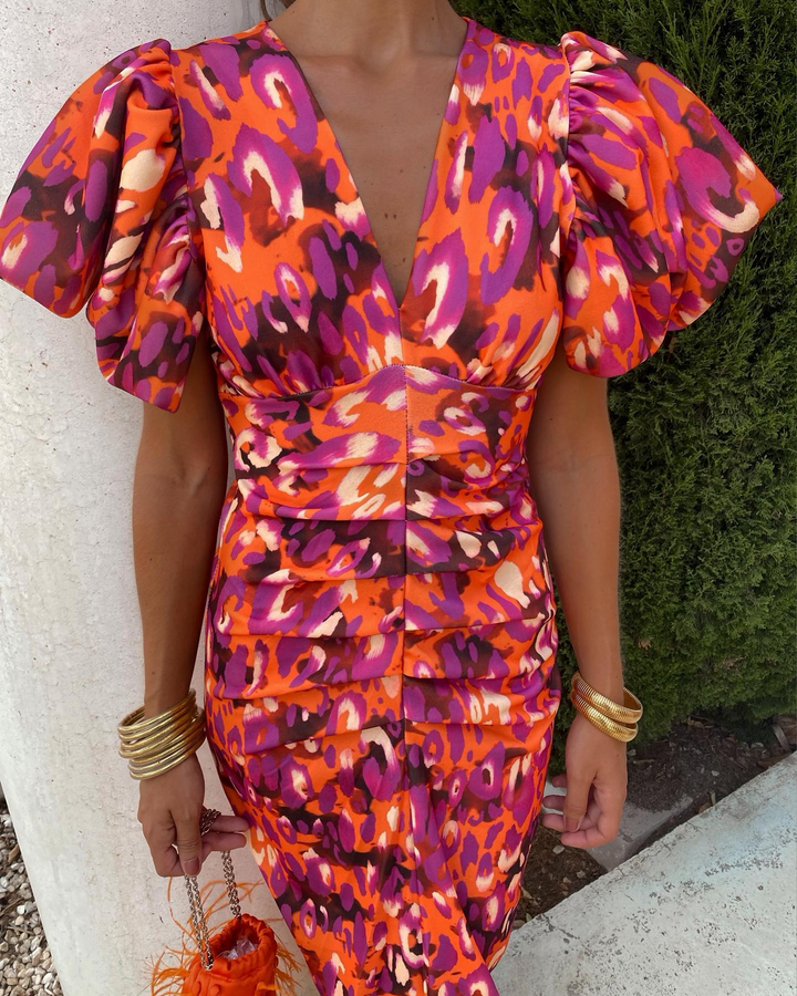 Robe midi versatile pour femme, style printanier chic. Parfaite pour le bureau ou une soirée élégante.