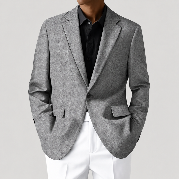 Blazer homme structuré, détail du tissu premium, élégance et confort pour toute occasion.