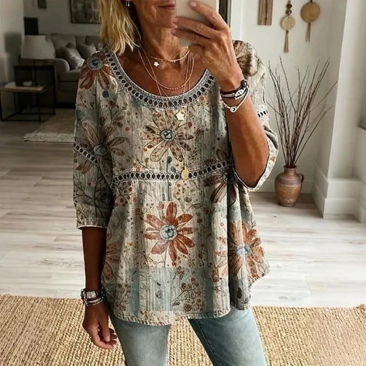 Modèle portant un top femme chic à motif floral 3D, coupe décontractée, look printanier.