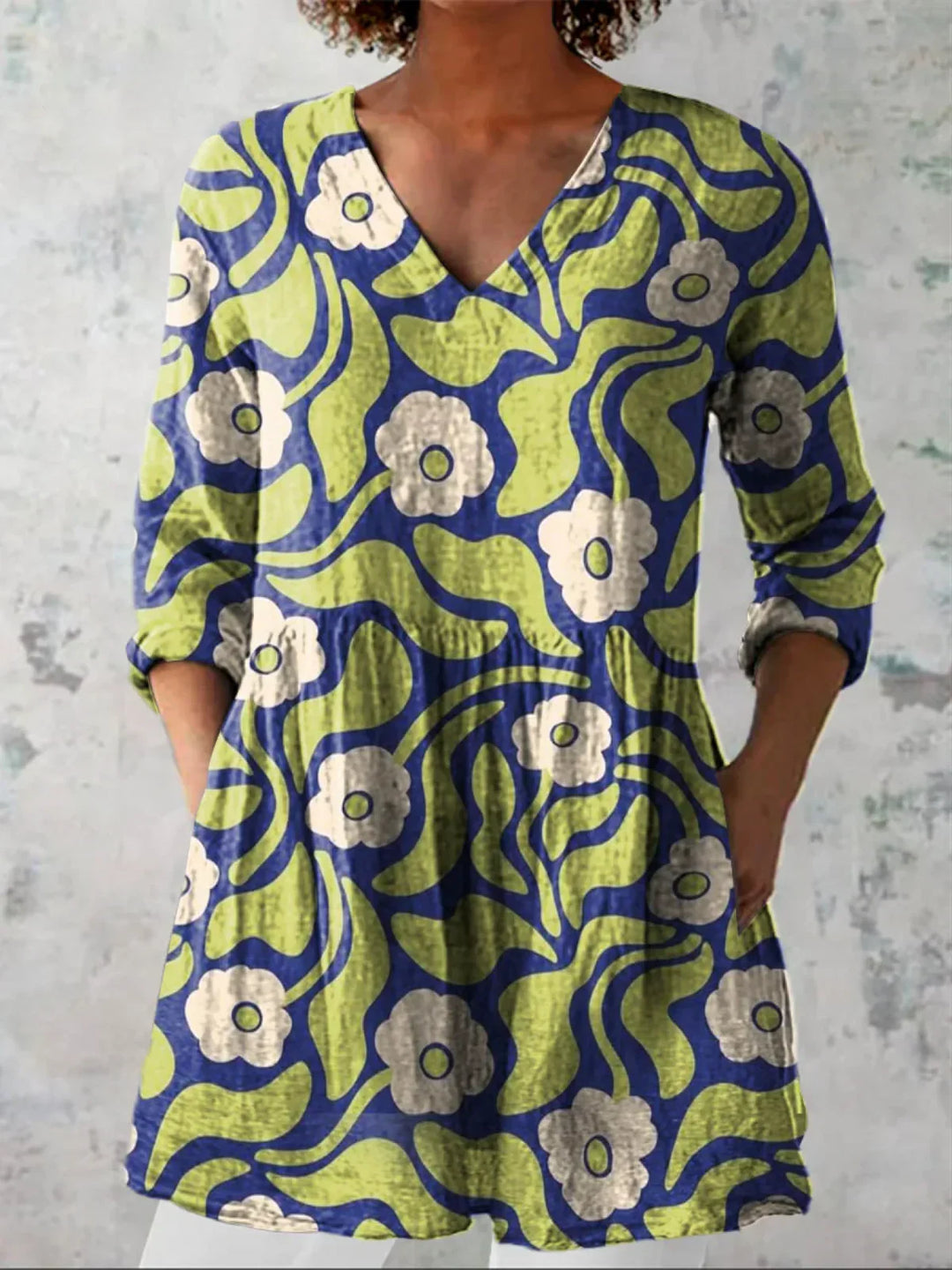Tunique fluide femme, rayures graphiques, col V. Longue et confortable, parfaite pour une allure moderne.